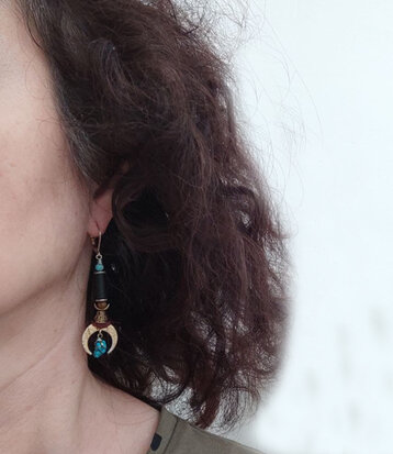 Halve maan oorhangers met turquoise