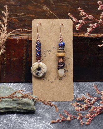 Koperen porselein oorbellen met lapis lazuli