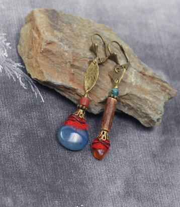 Brons rustiek blauw oranje oorbellen