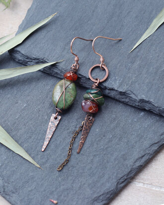 Koperen viking oorbellen met groene agate