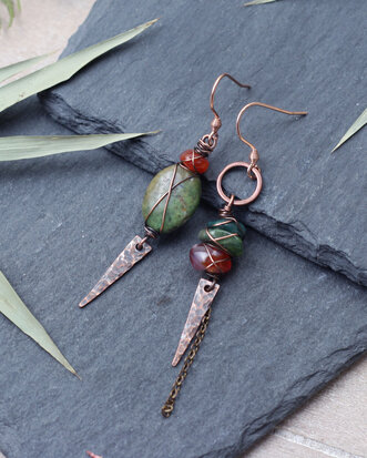 Koperen viking oorbellen met groene agate