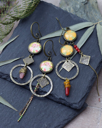 Brons oorbellen met vintage bloemen