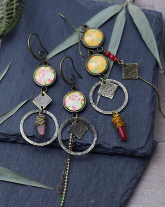 Brons oorbellen met vintage bloemen