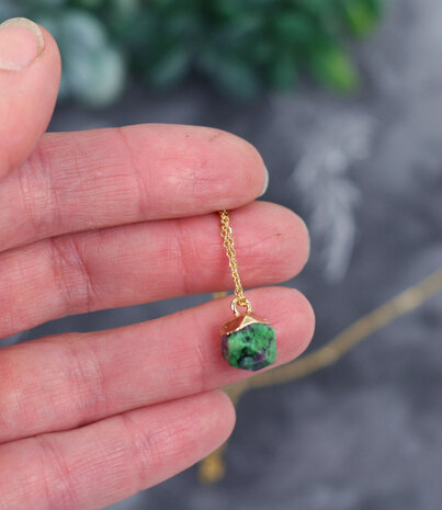Korte gouden ketting met groene steen