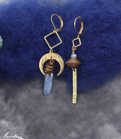 Halve maan blauw steen oorhangers