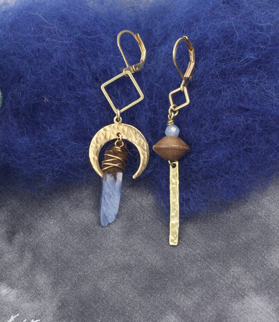 Halve maan blauw steen oorhangers