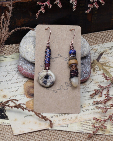Koperen porselein oorbellen met lapis lazuli
