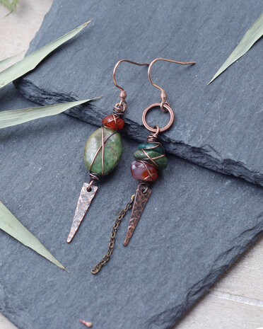 Koperen viking oorbellen met groene agate