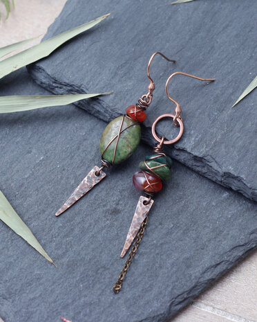 Koperen viking oorbellen met groene agate
