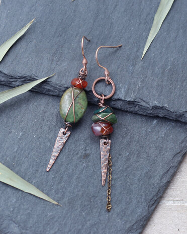 Koperen viking oorbellen met groene agate
