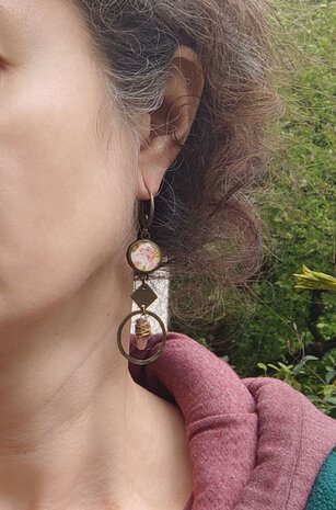 Brons oorbellen met vintage bloemen