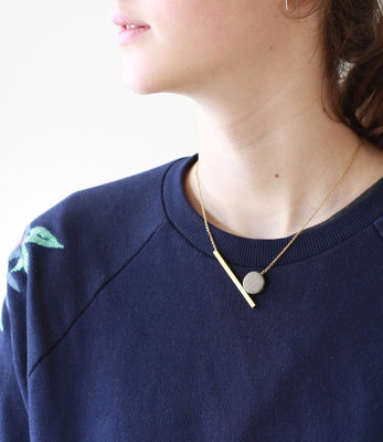 Korte geometrische maan ketting