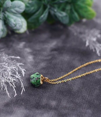 Korte gouden ketting met groene steen
